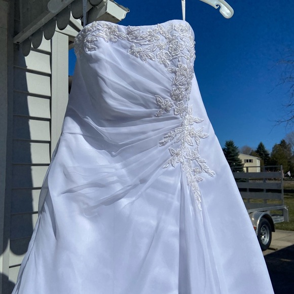 David’s Bridal Wedding Dress - Picture 7 of 11